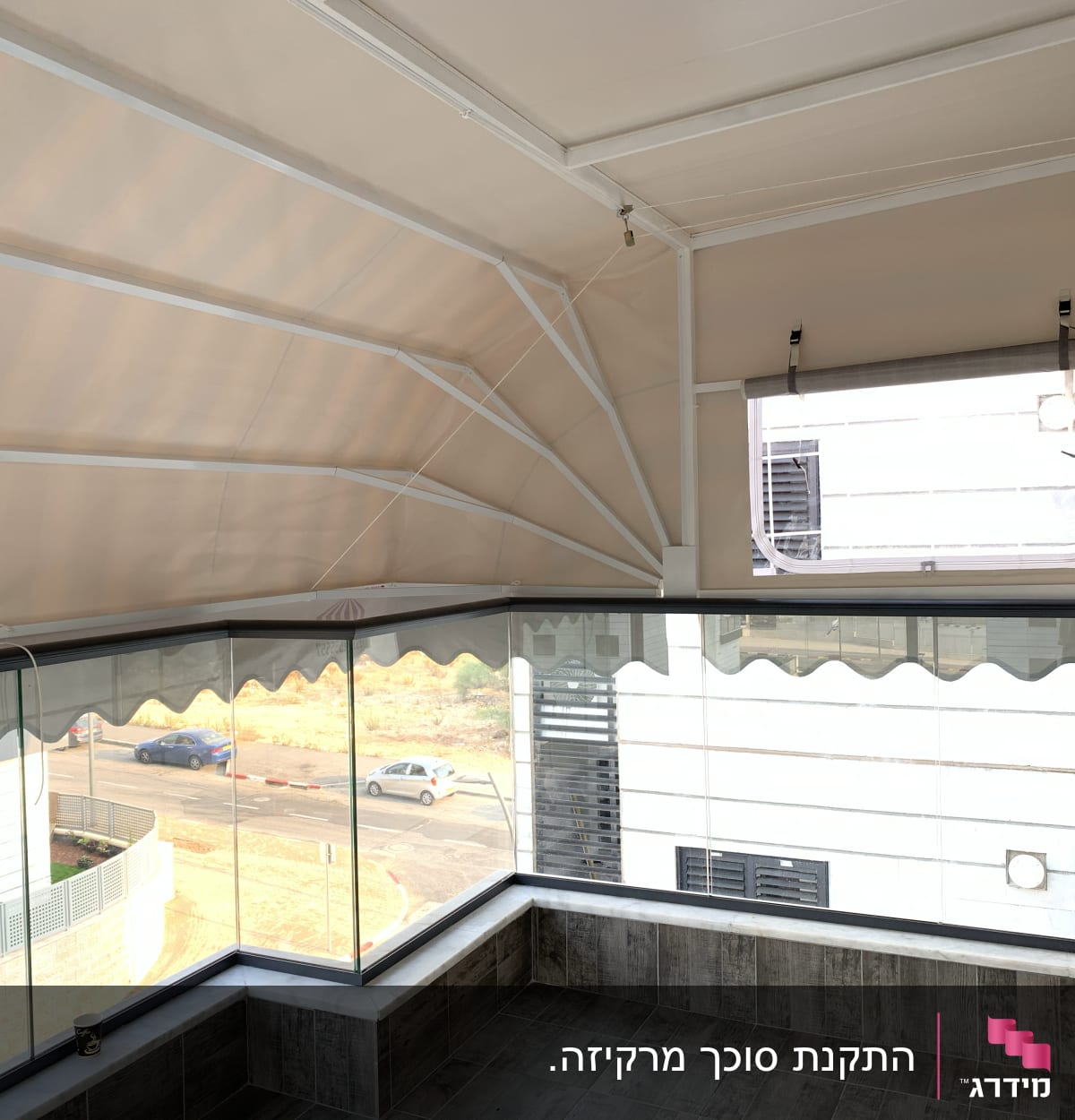 מרפסת עם סוכך בד בהיר ומסגרת מתכת לבנה